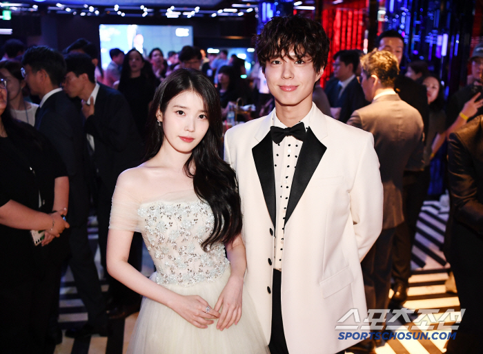  IU Park Bo Gum, two shots that make your heart sweet
