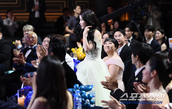  IU, who receives applause, wins the Blue Dragon Series Award for Best Actress