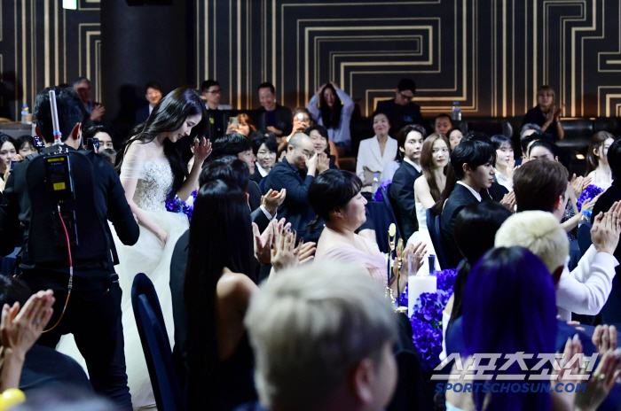  IU wins the Best Actress Award for Blue Dragon