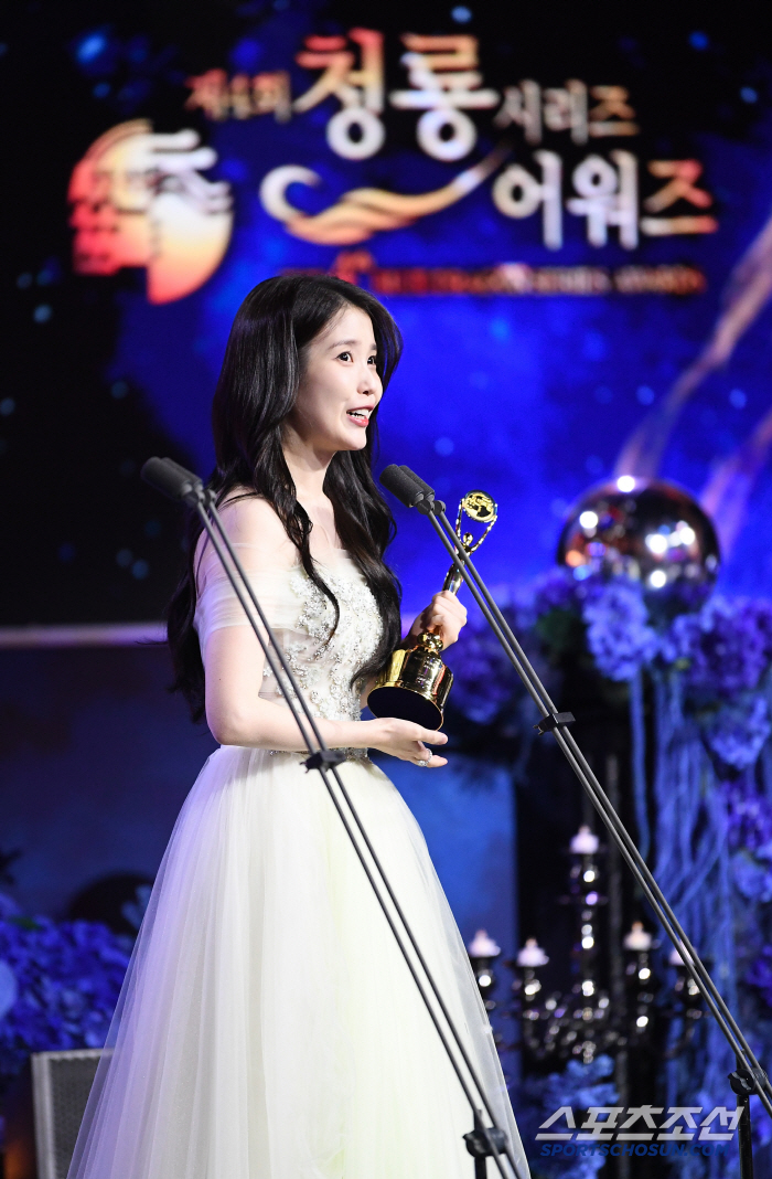  IU wins Blue Dragon Series Award for Best Actress