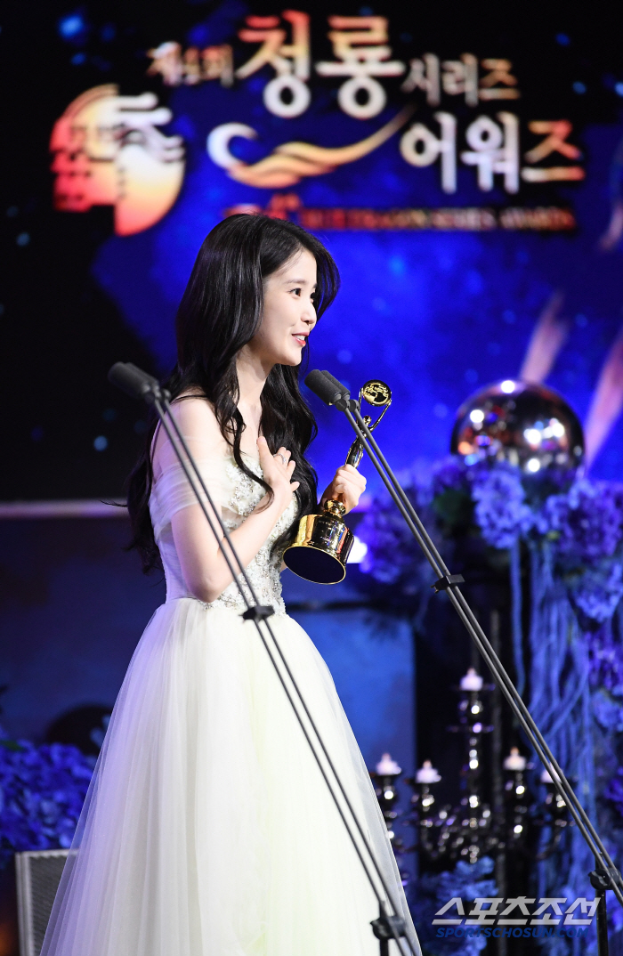  IU wins Blue Dragon Series Award for Best Actress