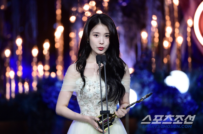  IU won the Blue Dragon Series Award for Best Actress