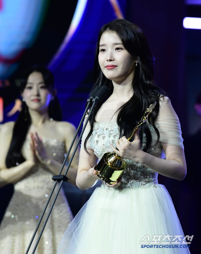  IU won the Blue Dragon Series Award for Best Actress