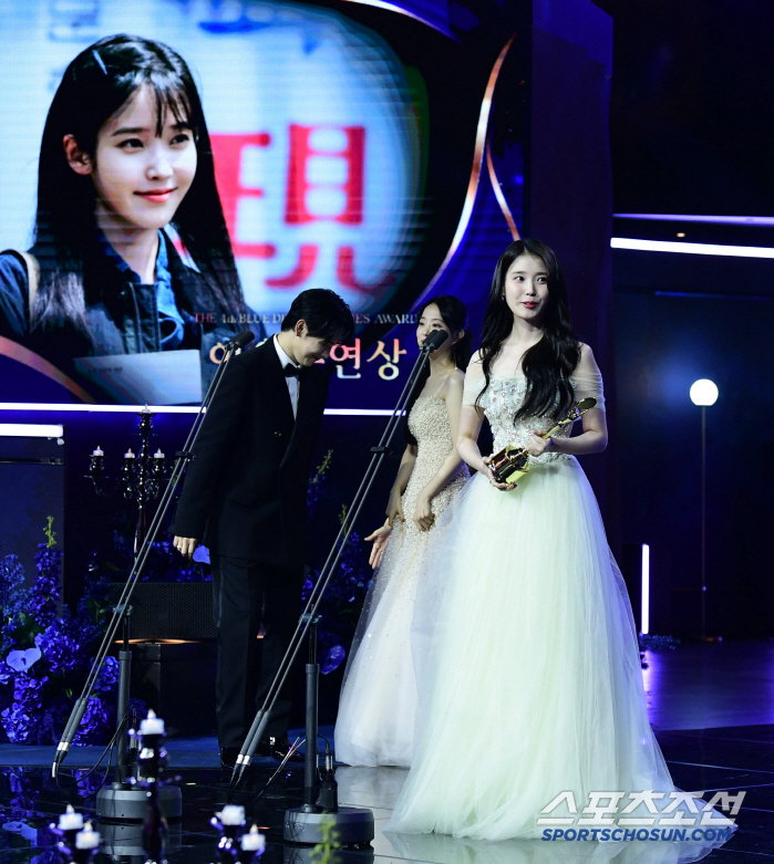  IU won the Blue Dragon Series Award for Best Actress