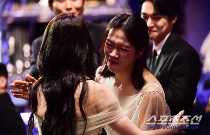  IU Yumhye, a hot hug