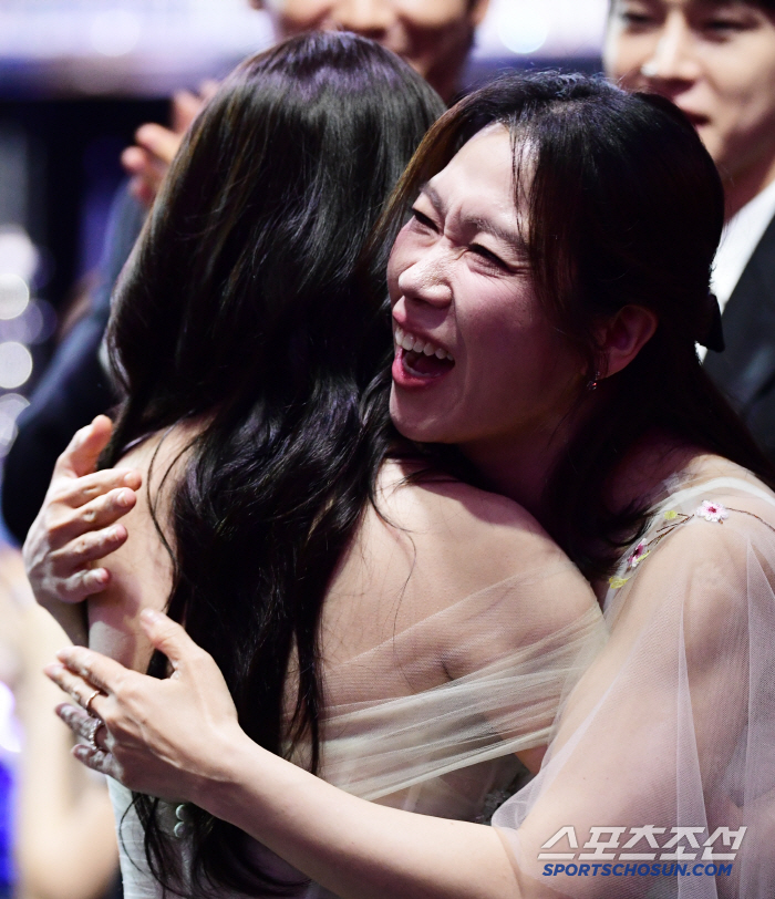  IU Yumhye, a hot hug