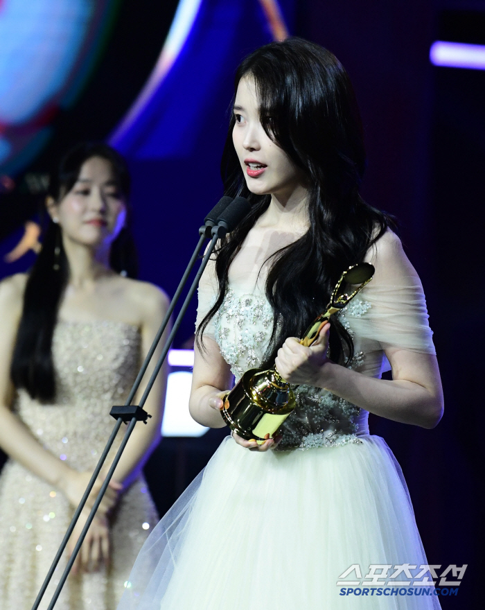  IU's Best Actress Award at the Blue Dragon Series Awards