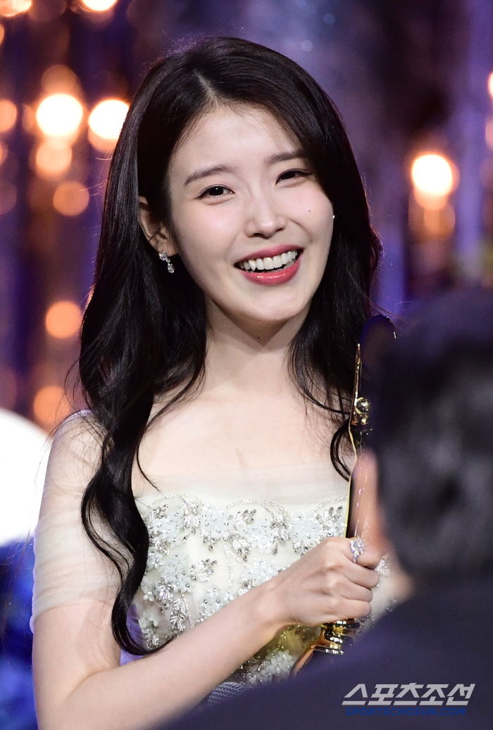  IU's bright smile