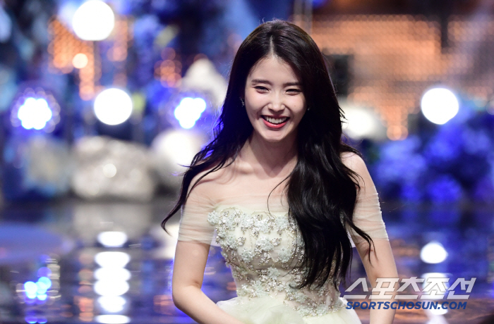  IU's happy face