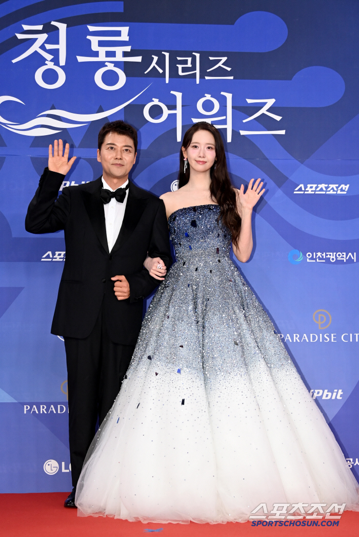  Jeon Hyun-moo, Im Yoon-ah, shining MC of the Blue Dragon Series Awards