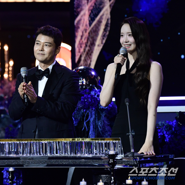  Jeon Hyun-moo, Yoon-ah, MC of Blue Dragon Series Awards for 4 consecutive years