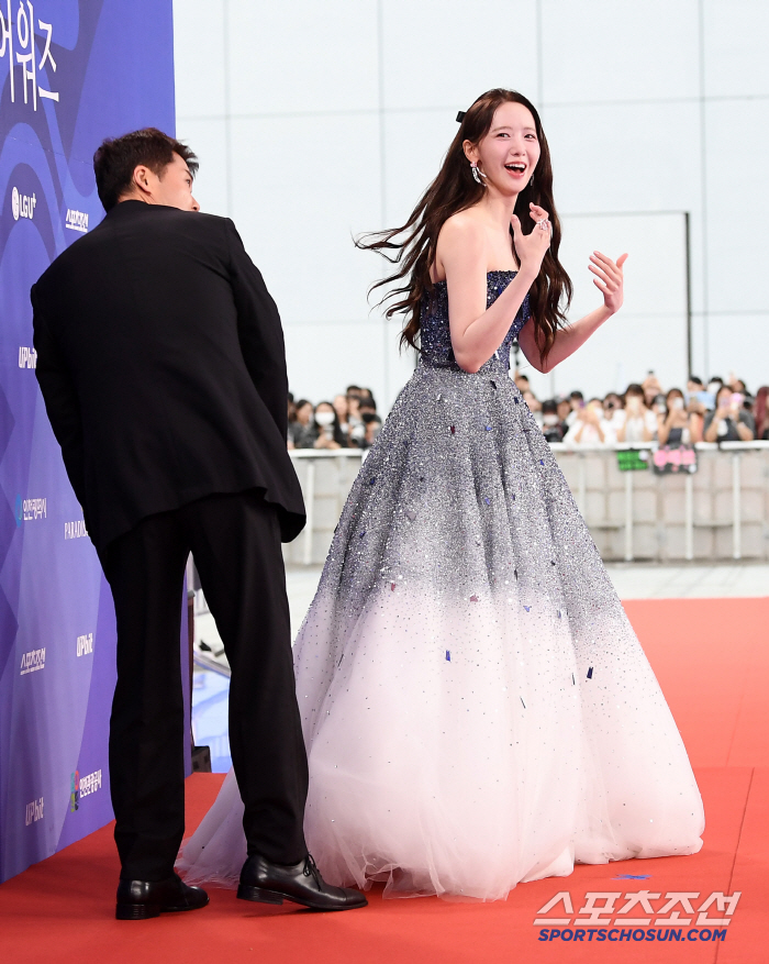  Jeon Hyunmoo Yuna, a kind oppa who takes care of her younger brother