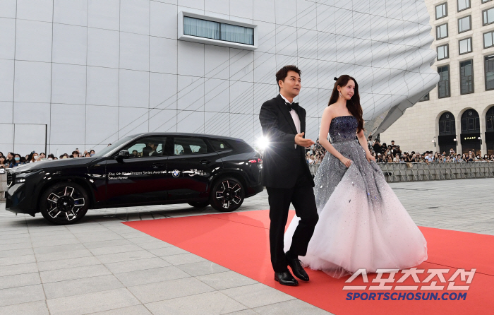  Jeon Hyunmoo Yuna, let's be together for 4 years at the Blue Dragon Series Awards