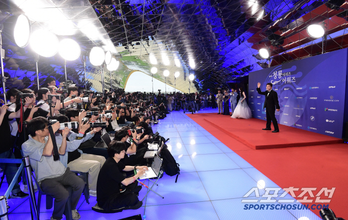 Jeon Hyunmoo Yuna, let's be together for 4 years at the Blue Dragon Series Awards