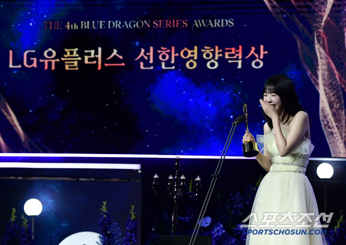  Ji Ye-eun wins the shy Good Influence Award