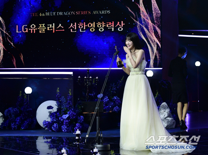  Ji Ye-eun wins the shy Good Influence Award