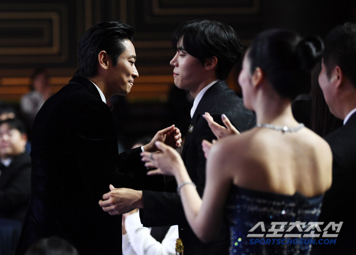  Joo Ji-hoon and Chu Young-woo, who won the Best Actor Award, hug each other first