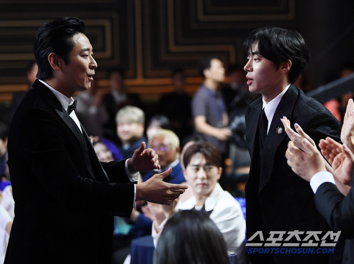  Joo Ji-hoon is happier than anyone else with the award of Chu Young-woo