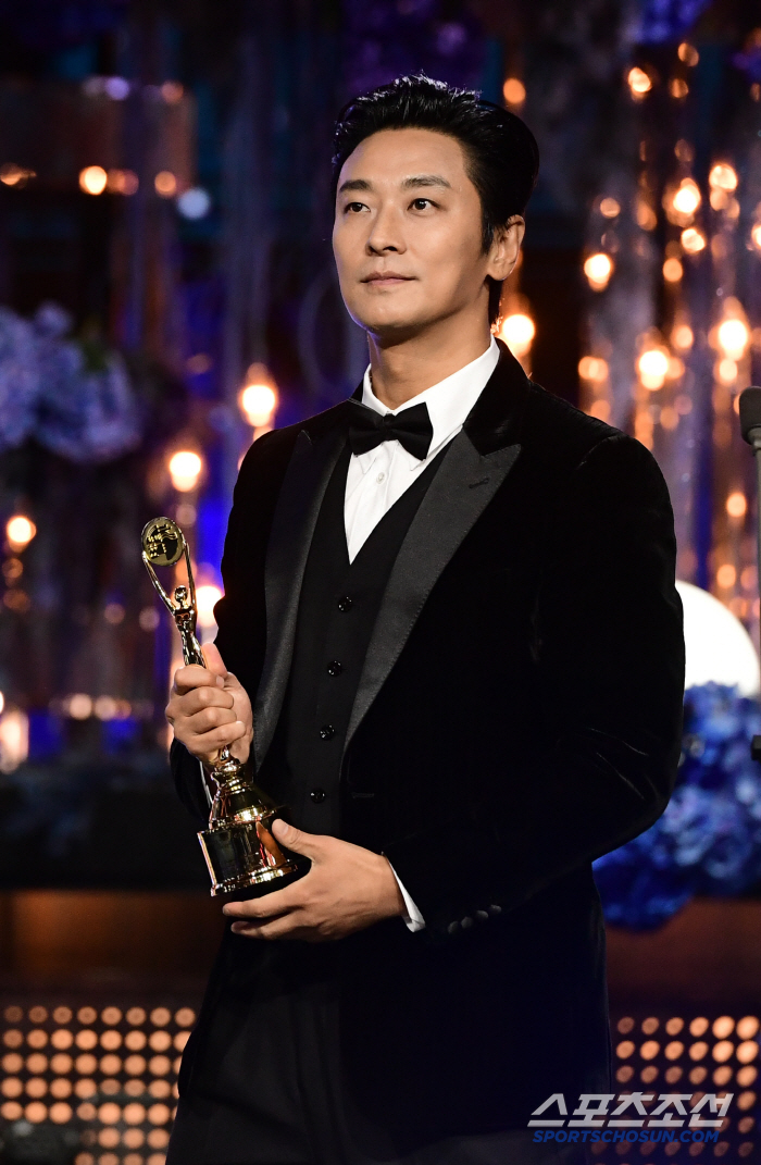  Joo Ji-hoon won the Blue Dragon Series Award for Best Actor