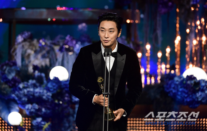  Joo Ji-hoon won the Blue Dragon Series Award for Best Actor
