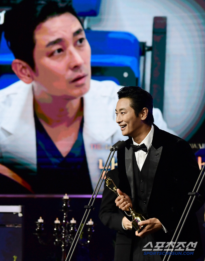  Joo Ji-hoon won the Blue Dragon Series Award for Best Actor