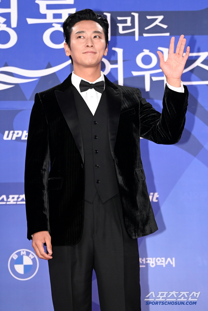  Joo Jihoon, you're so cool in greeting!
