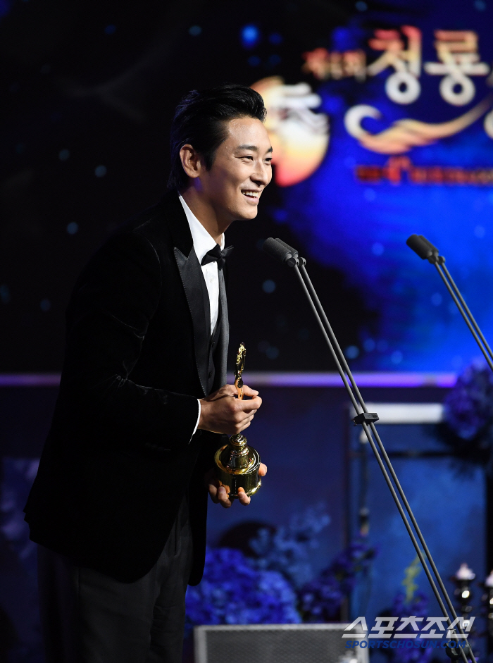  Ju Ji-hoon of the Severe Trauma Center wins the Blue Dragon Series Award for Best Actor