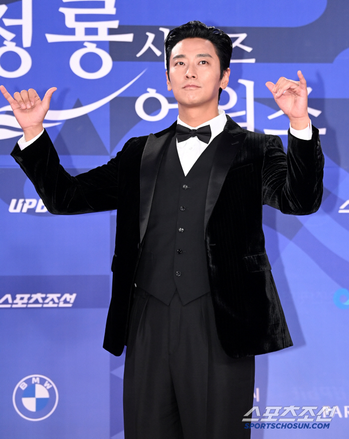  Ju Jihoon, elegant greetings