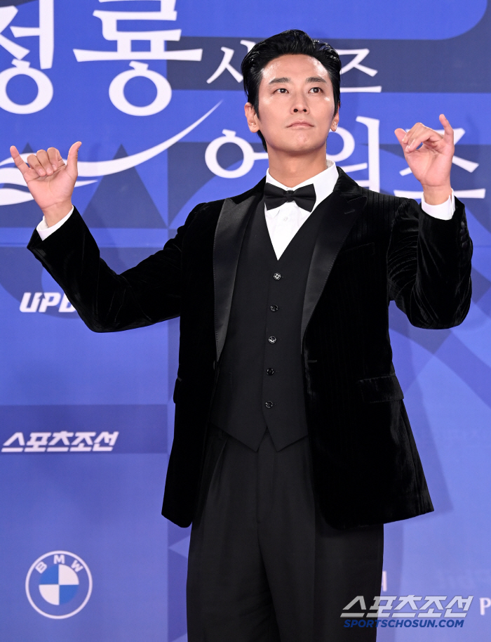  Ju Jihoon, signature pose