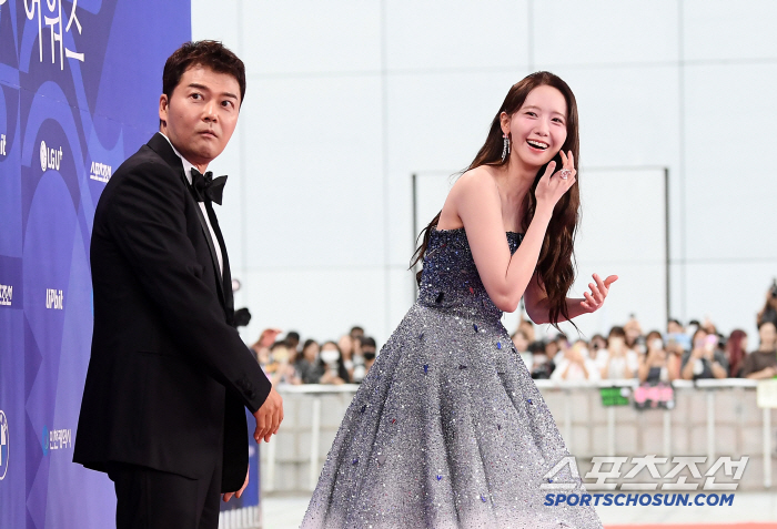  Junhyun, Moo Yoona, a nice guy who takes care of her younger brother