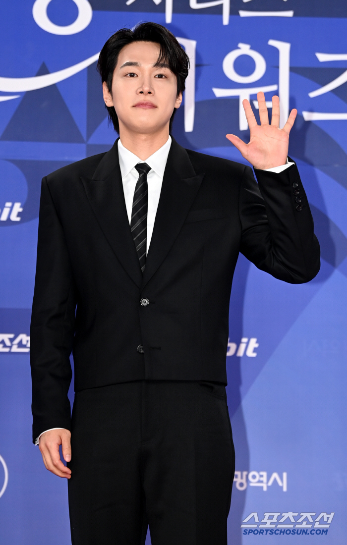  Kang Yooseok, a brilliant greeting