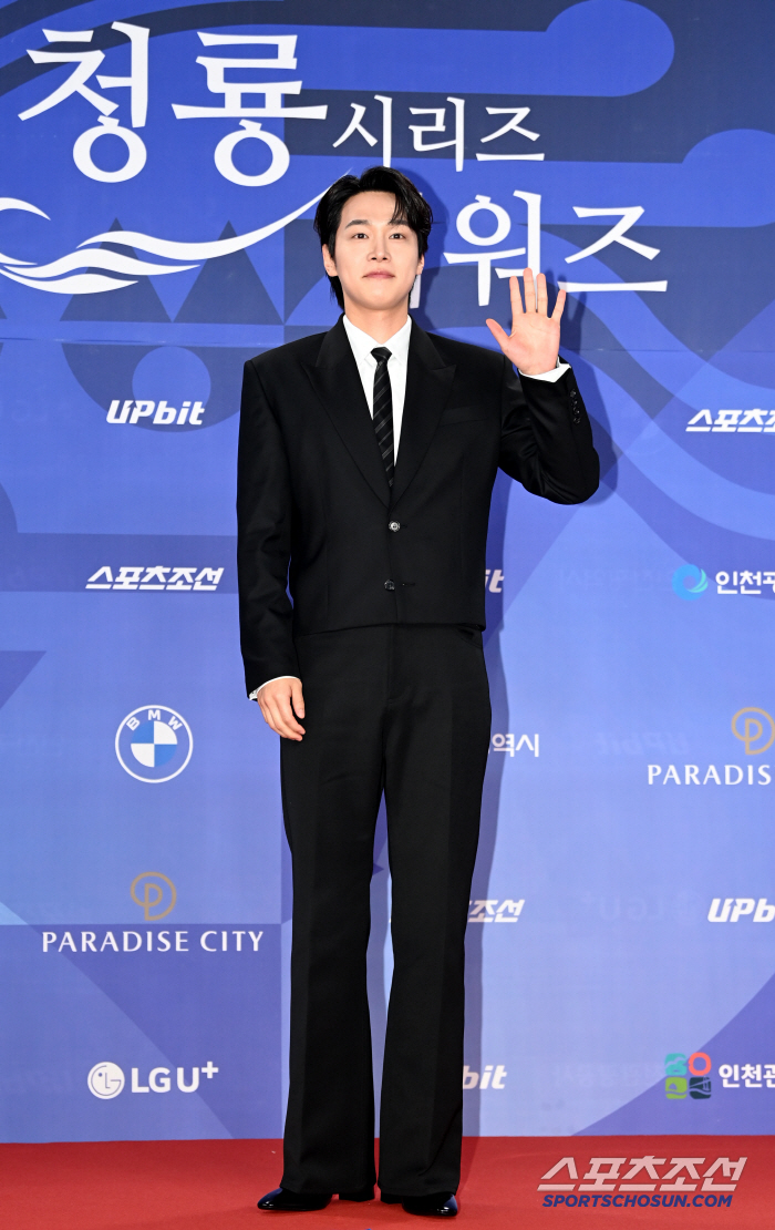  Kang Yooseok's hand-greeting is cool, too
