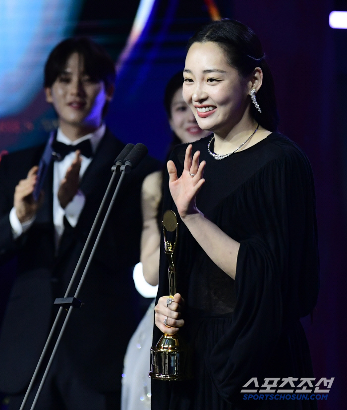  Kim Min-ha wins the Blue Dragon New Fox Award