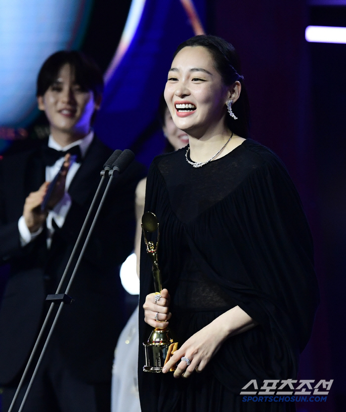  Kim Min-ha wins the Blue Dragon New Fox Award