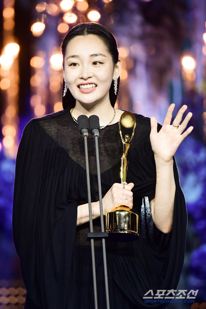  Kim Min-ha wins the New Fox Award