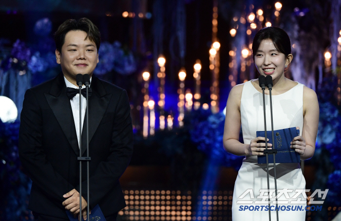  Kwak Jun Bin and Yoon Guy, the first person to get excited