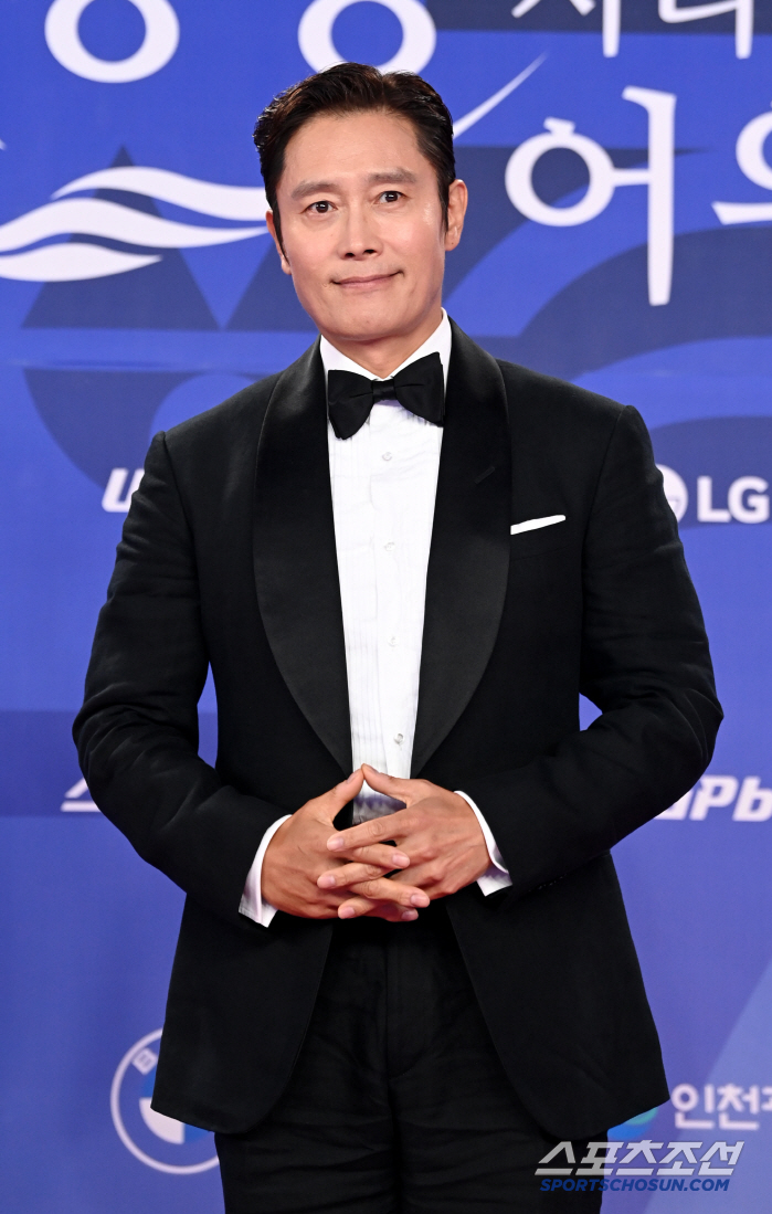  Lee Byung-hun, elegant smile