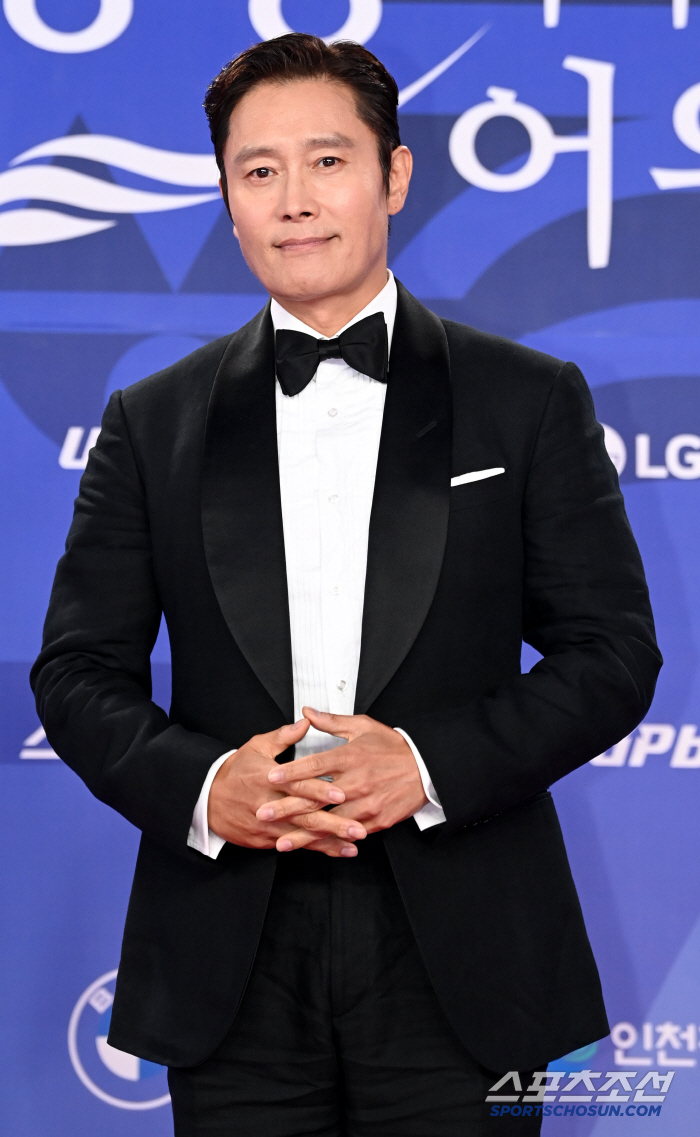  Lee Byung-hun, a serious smile