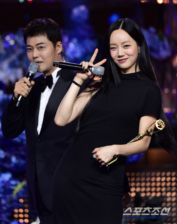  Lee Hyeri's heart flutters