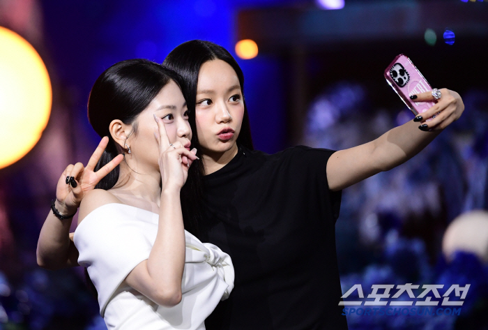  Lee Hyeri's selfie time