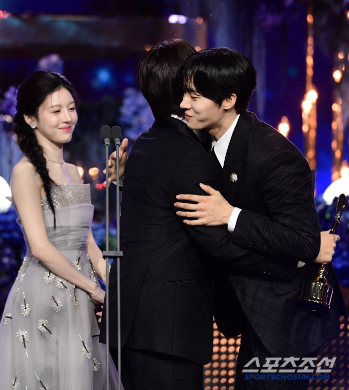  Lee Jung-ha Choo Young-woo's hot hug