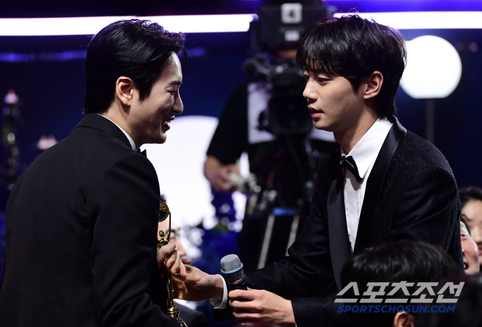  Lee Junhyuk and Junyoung's heartwarming scene