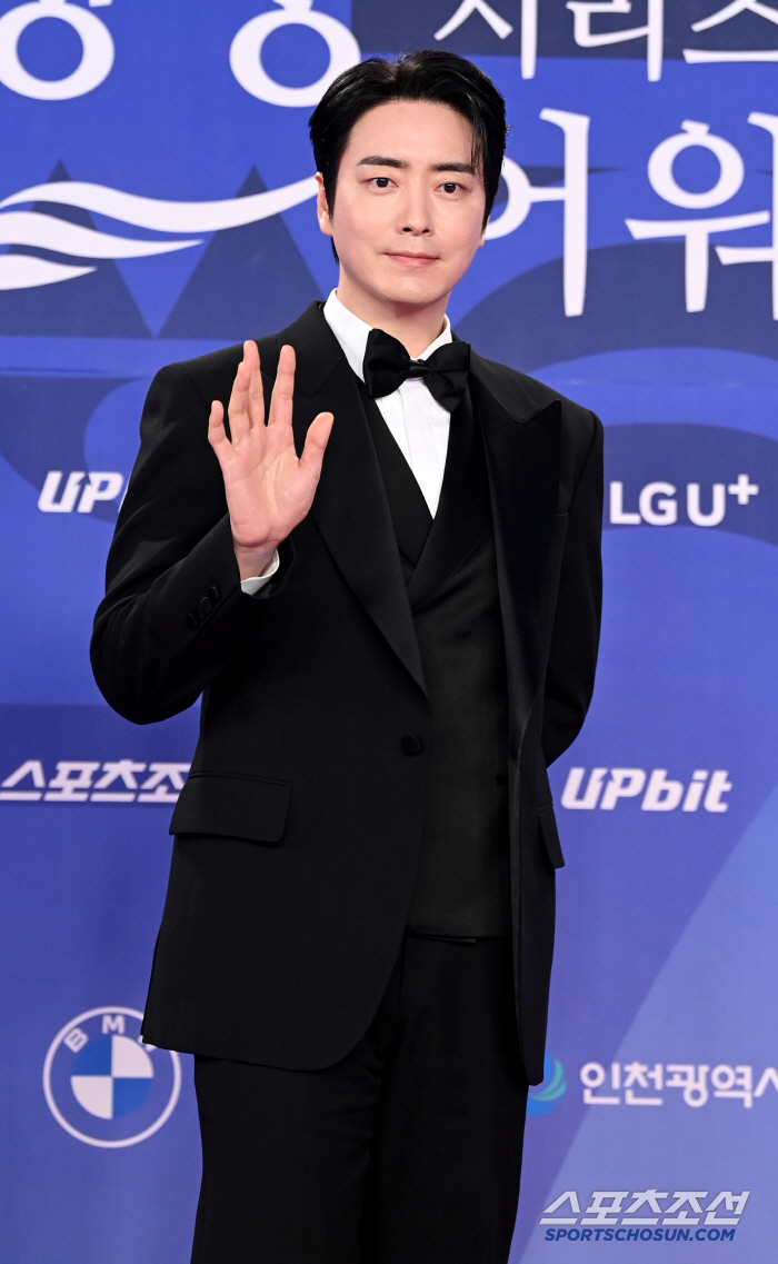  Lee Junhyuk, Tuxedo, say hello