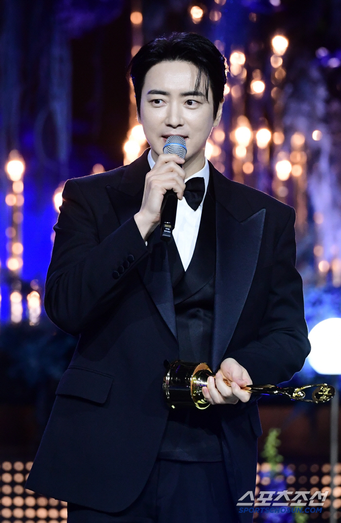  Lee Junhyuk wins the Upbeat Popular Star Award