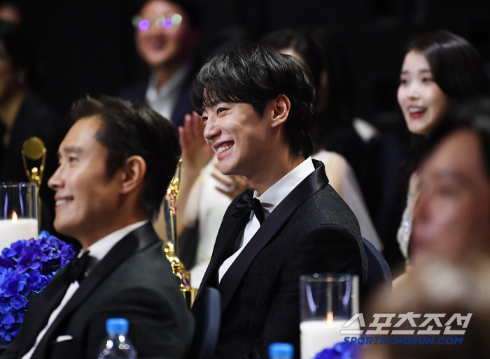  Lee Junyoung and Shin Dongyup, who gave us a big laugh, smiled brightly at the mention of him