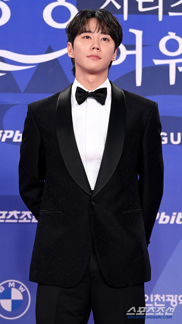 Lee Junyoung, charming tuxedo