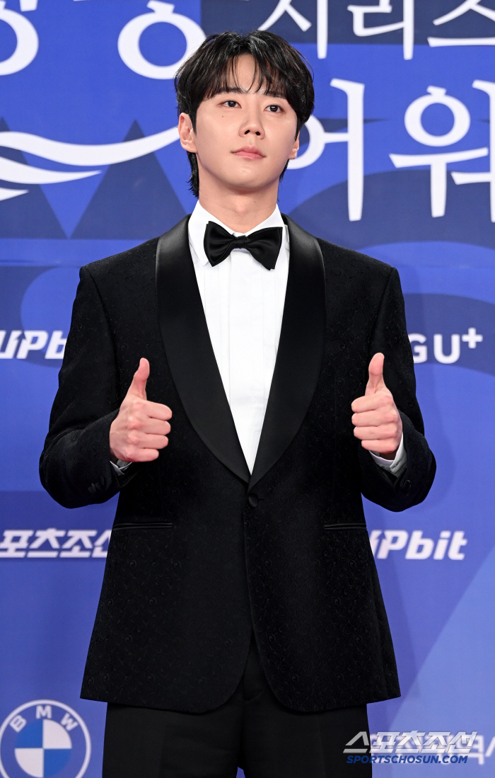  Lee Junyoung, Tuxedo's beauty, thumbs up