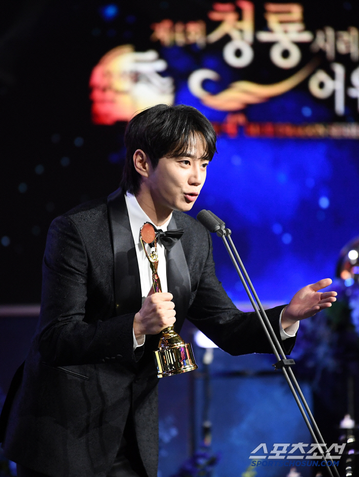  Lee Junyoung, who won the grand prize, touched the trophy twice today