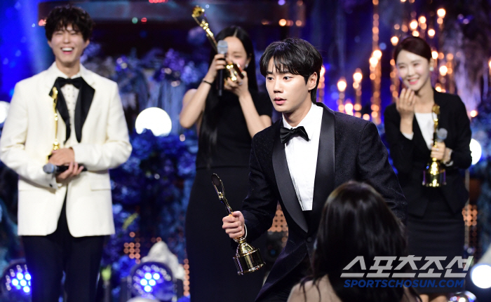  Lee Junyoung's name is so similar. Stop