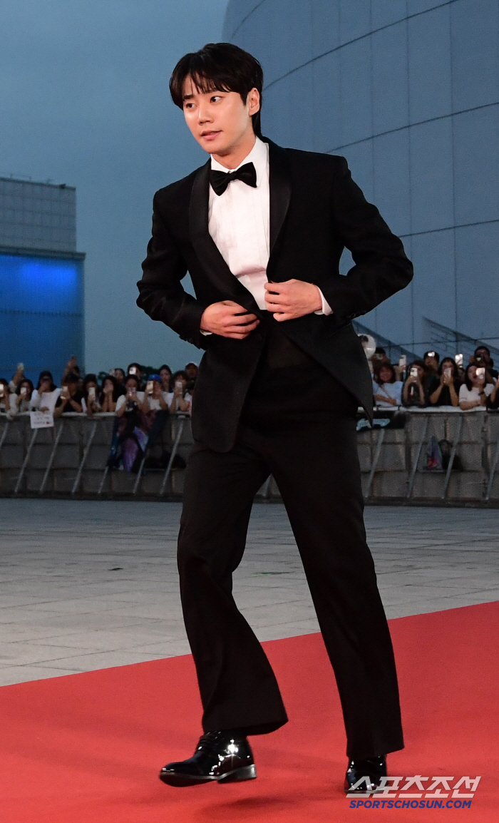  Lee Junyoung's perfect suit fit